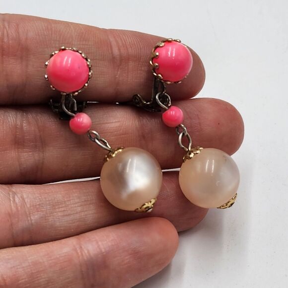 Vintage Pink Moonglow Thermoset Clip On Earrings Dangle Faux Pearl Earrings - Picture 2 of 4